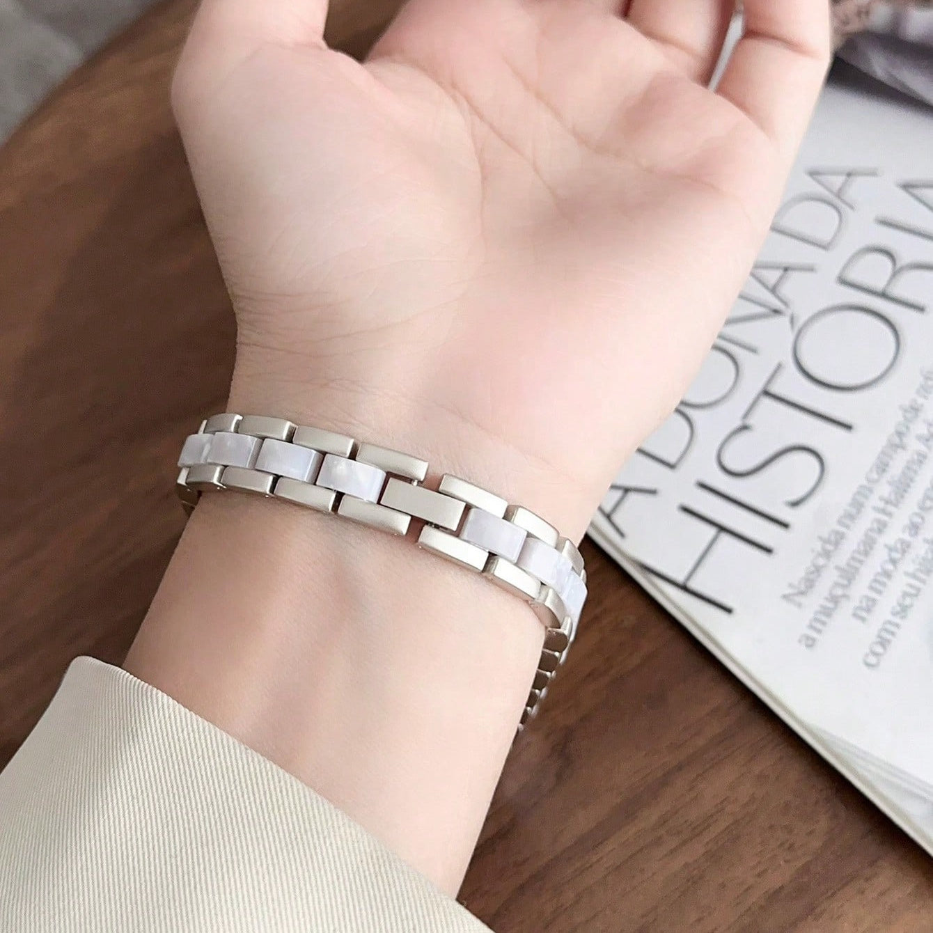1pc Classic iWatch Strap Fits 38mm\u002F40mm\u002F41mm\u002F42mm\u002F44mm\u002F45mm\u002F49mm Compatible with Series 10\u002F9\u002F8\u002F7\u002FSE\u002F6\u002F5\u002F4\u002F3 Elegant Replacet Band for
