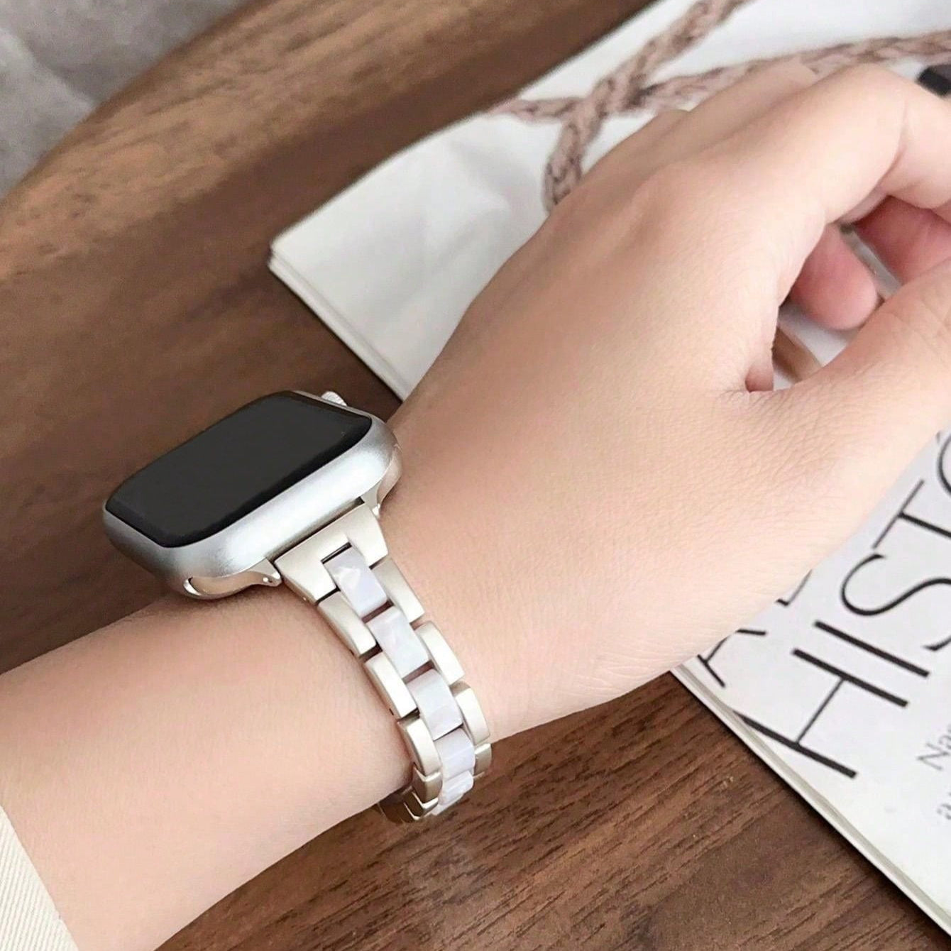 1pc Classic iWatch Strap Fits 38mm\u002F40mm\u002F41mm\u002F42mm\u002F44mm\u002F45mm\u002F49mm Compatible with Series 10\u002F9\u002F8\u002F7\u002FSE\u002F6\u002F5\u002F4\u002F3 Elegant Replacet Band for